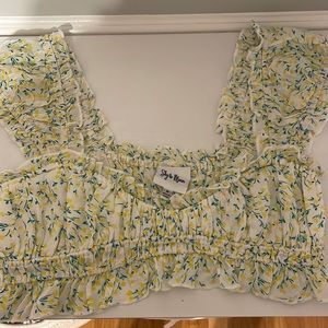 Isabelle’s cabinet floral romance lemon print top